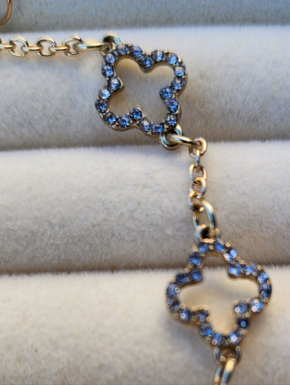 ✨ Gold-Tone Rhinestone Clover Charm Bracelet – NWOT - Picture 4 of 7
